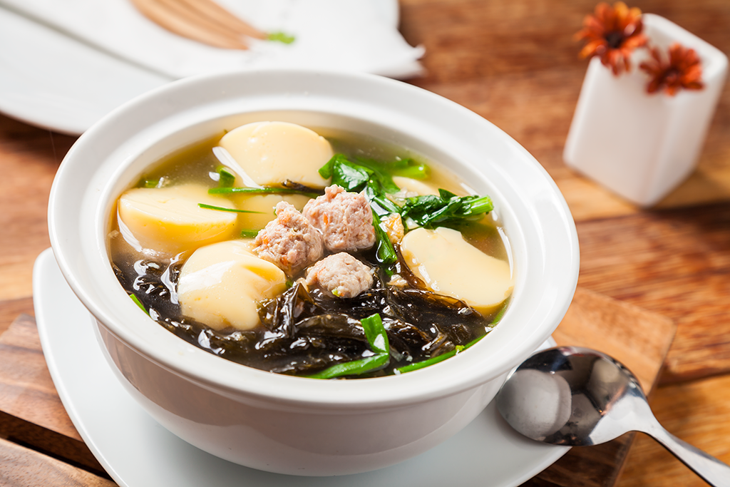 ต้มจืดเต้าหู้สาหร่ายหมูสับ Egg tofu soup with seaweed and ground pork