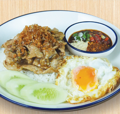 ข้าวหมูกระเทียมไข่ดาวกับแจ่วมะเขือเทศ