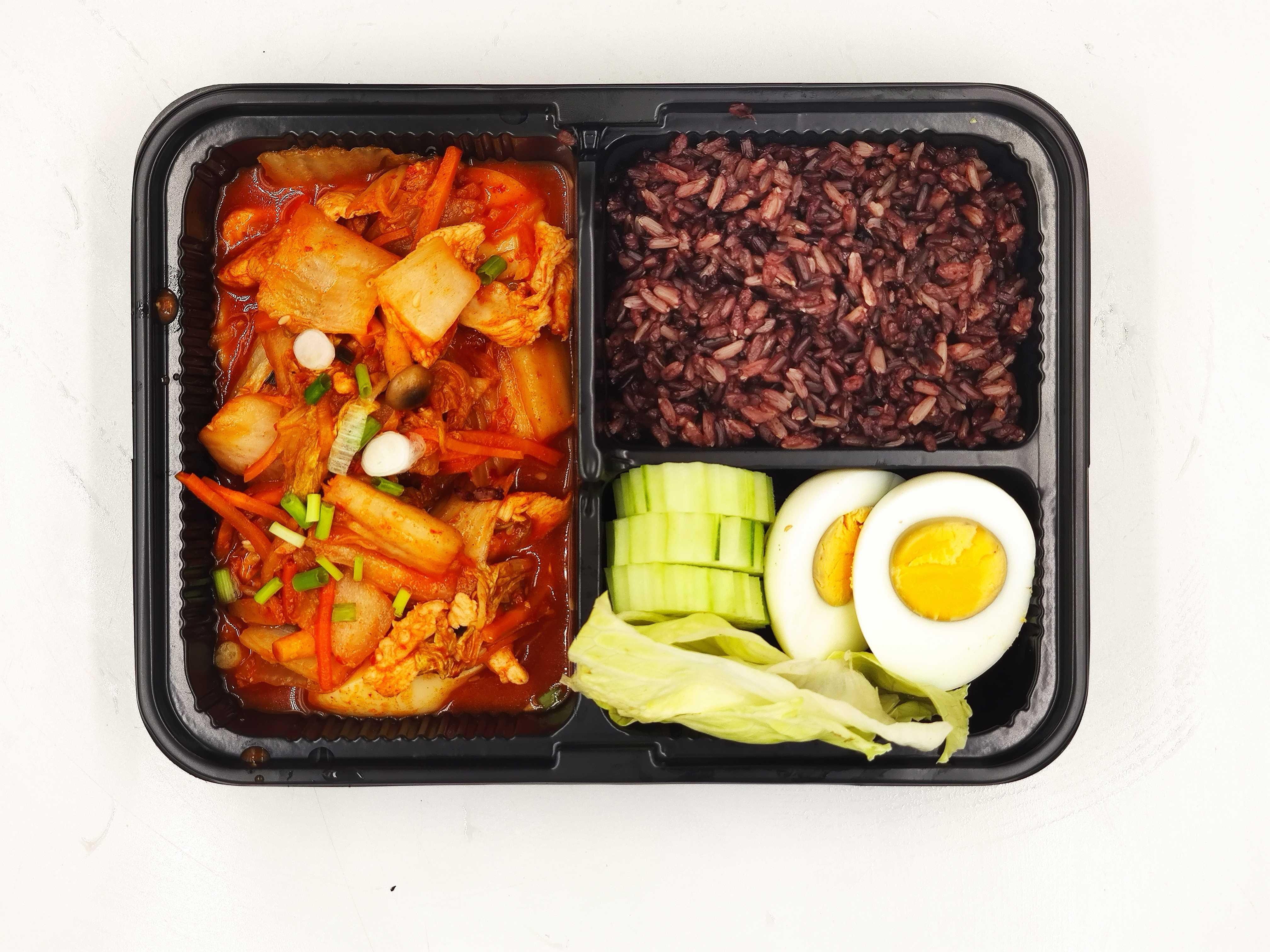 ข้าวไรซ์เบอรี่กับกิมจิผัดเต้าหู้ไข่กับไข่ต้ม(มีเฉพาะอกไก่ชิ้นกับสันนอกหมูชิ้น)