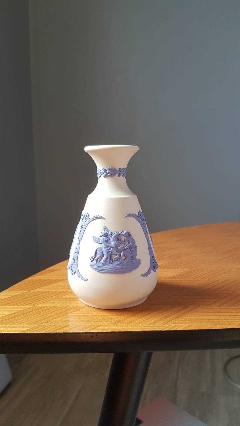 แจกันวินเทจสีขาวลาย Angle Wedgwood England Jasperware Reverse Blue on White Pottery Bud Vase