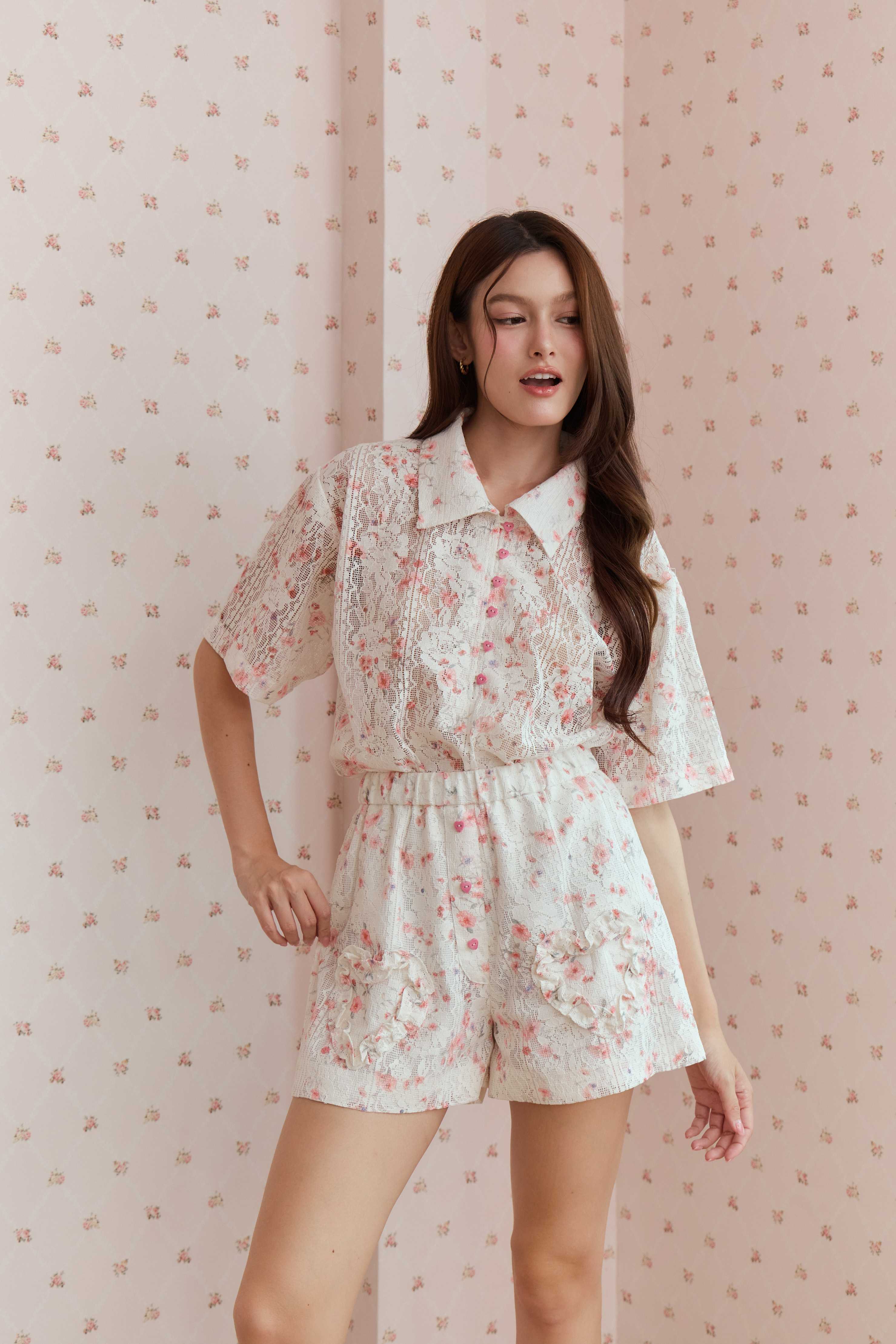 Aunchadabrand - Wildflower polo top เสื้อโปโลผ้าลูกไม้และ Serena short กางเกงขาสั้นแต่งระบายหัวใจ