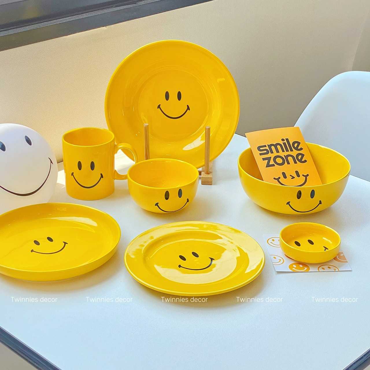 🎀 พร้อมส่ง 🎀 เซ็ตจาน ยิ้มเยลโล่ 😊 มาในโทนสีเหลือง สดใส น่ารักมาก เป็นเซรามิคเนื้อหนา 💛🤍