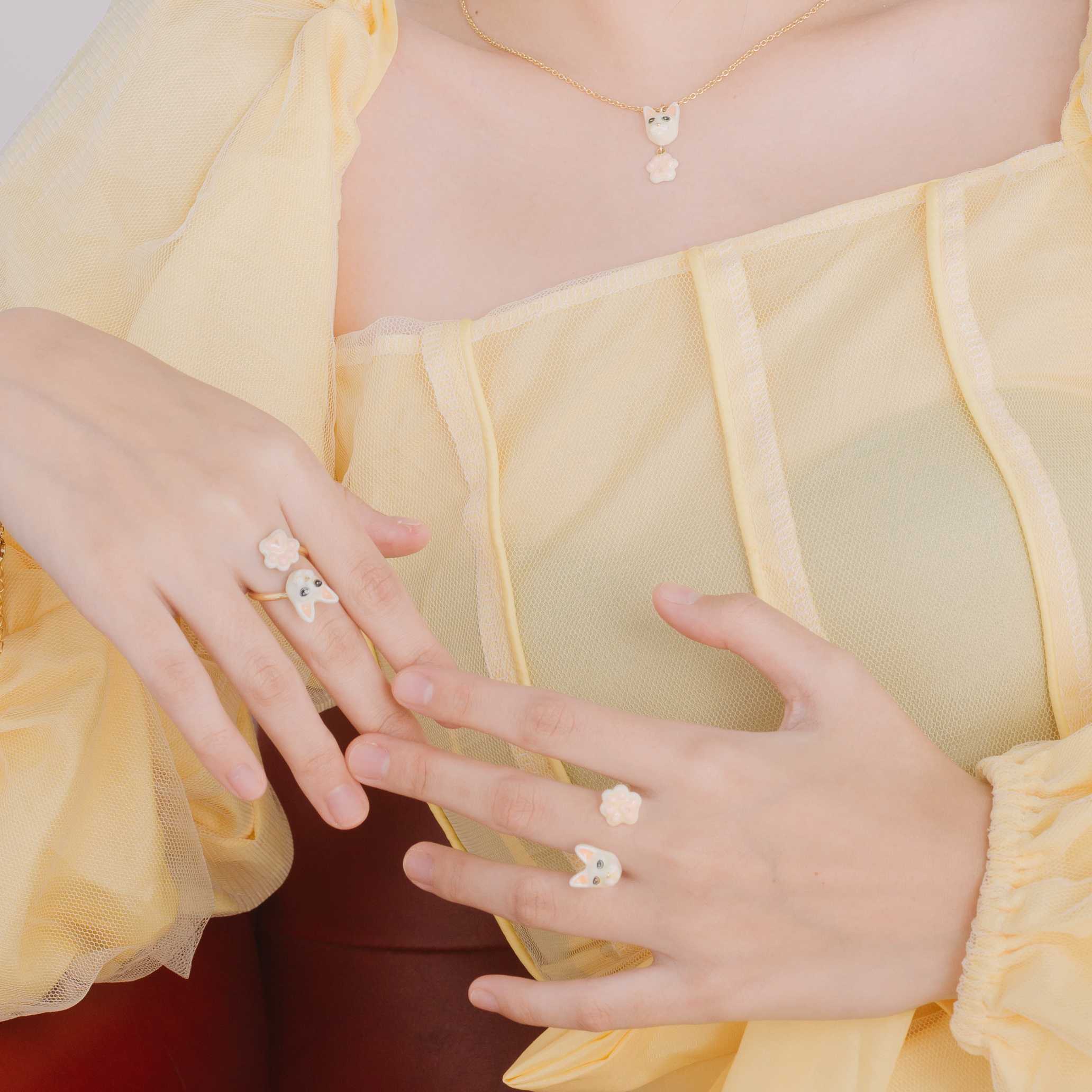 Cool cat : The White Siamese Cat Ring