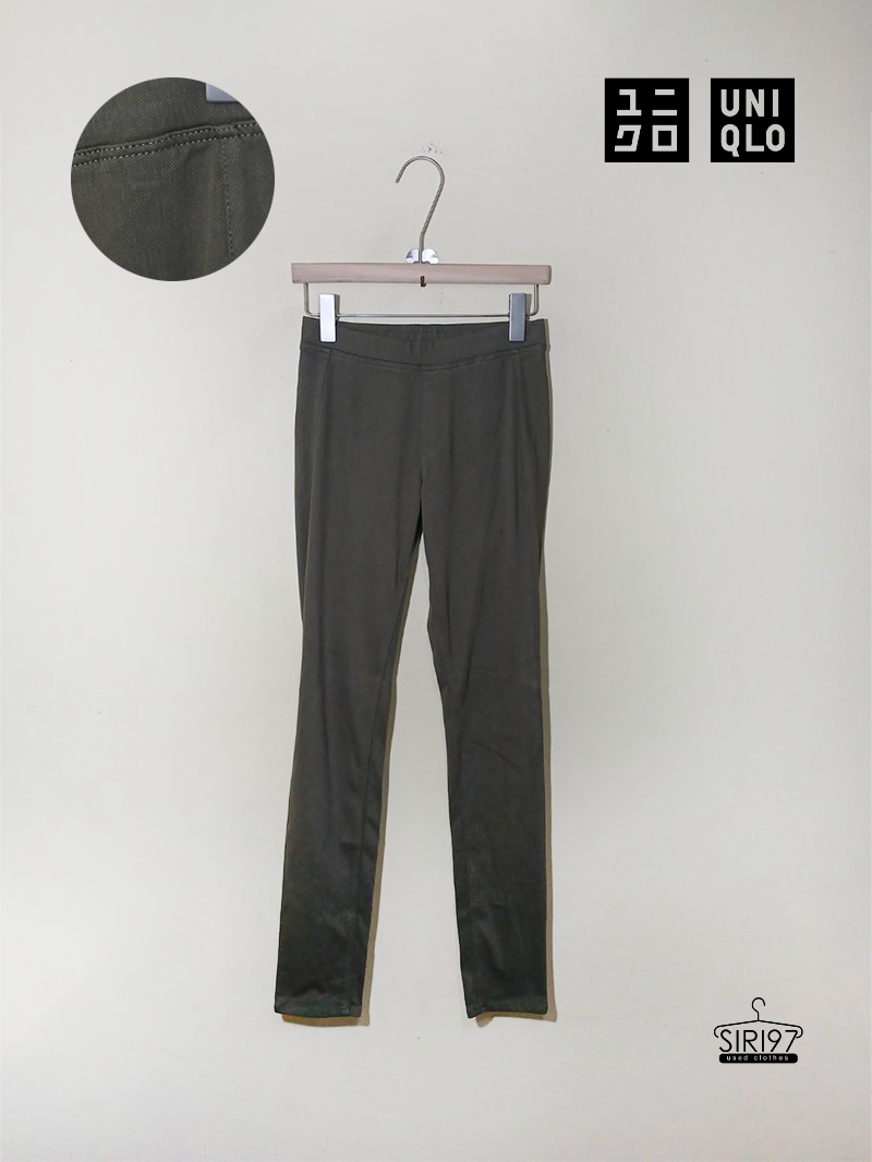 กางเกงขายาว เอวยางยืดผ้ายืด Uniqlo ขาเรียว สีเขียวขี้ม้า สภาพ85%   มีสีดรอปลงเล็กน้อย  SIZE S