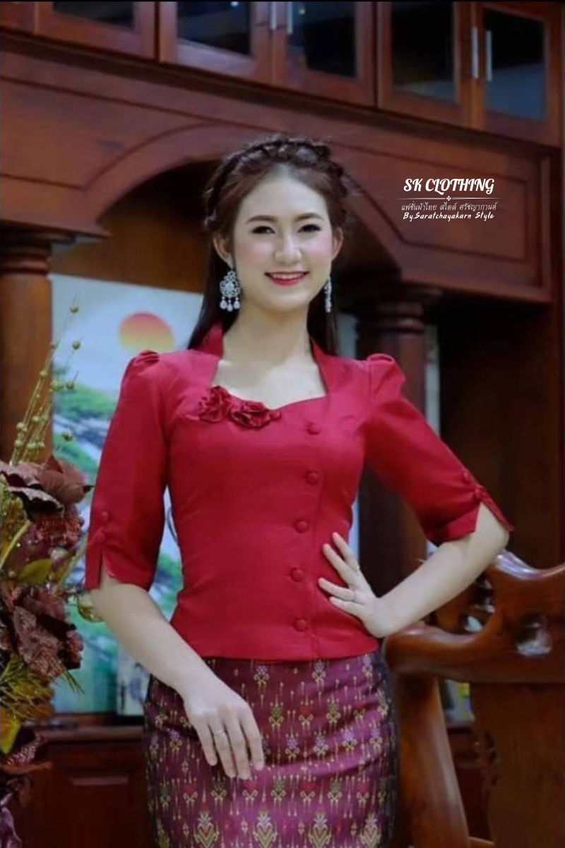 เสื้อผ้าไหมลาว คอห้าเหลี่ยม แขนศอกระบาย แต่งกระดุม 2 เม็ด งานเข้ารูปเข้าทรง สวมใส่ได้ทุกโอกาส