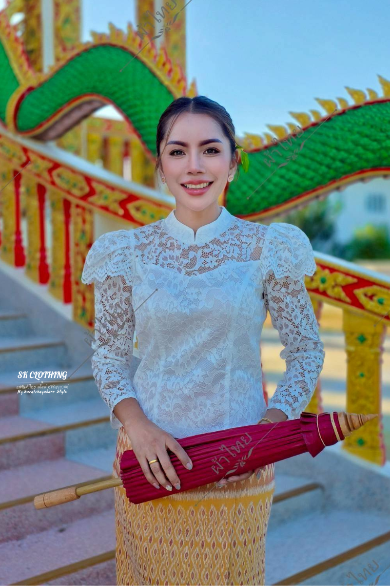 เสื้อลูกไม้ ใส่ไปงานบวช งานบุญ คอจีน แขนยาว แต่งระบายตรงไหล่ ดูไฮโซมาก งานเข้ารูปทรงสวย อัดกาว