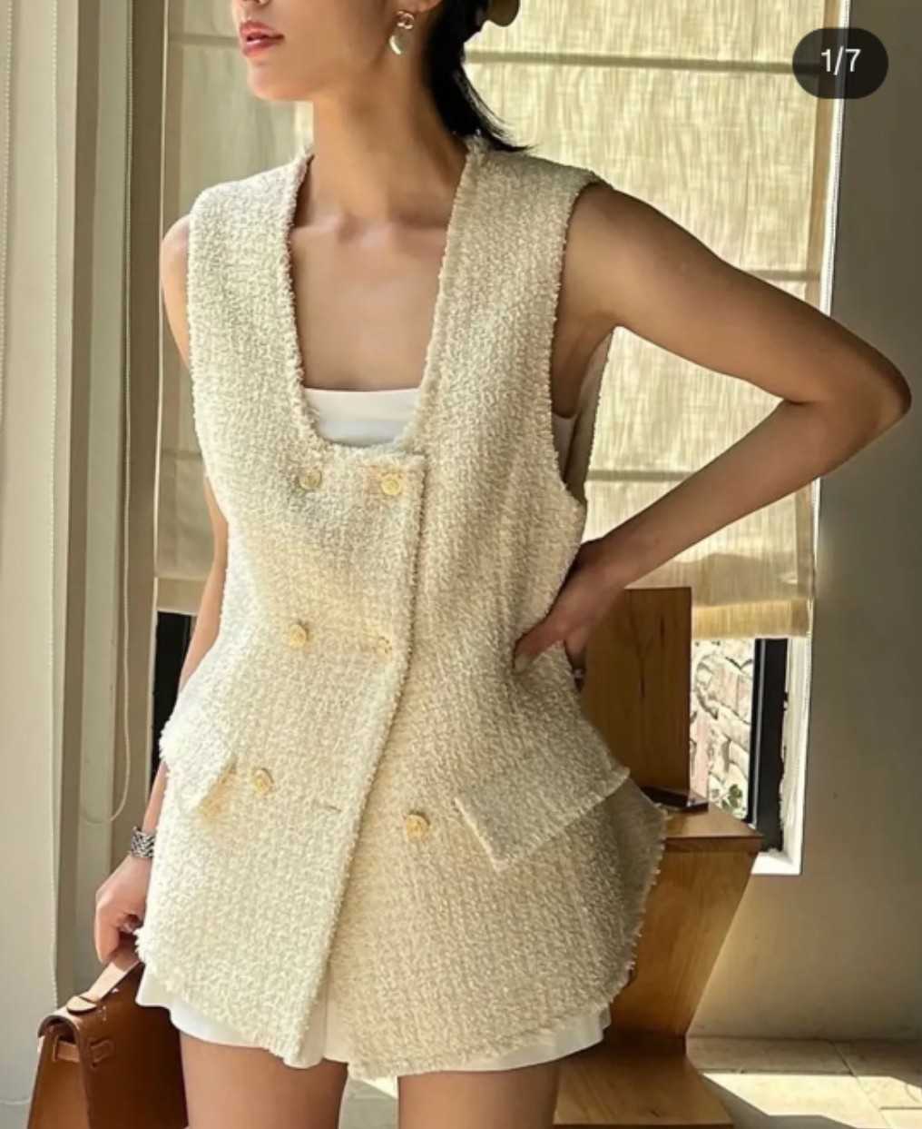 เสื้อทวิตแขนกุดแต่งกระดุมทอง 