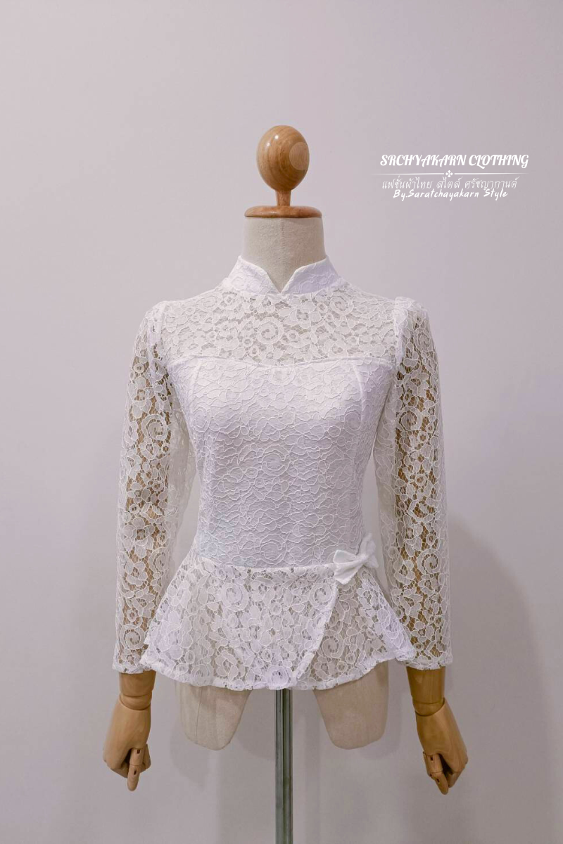 เสื้อลูกไม้ใส่ไปวัด คอจีน แขนยาว ชายระบายแต่งโบว์เล็กๆตรงเอว น่ารักๆ งานเข้ารูปทรงสวย พรางหุ่นมาก