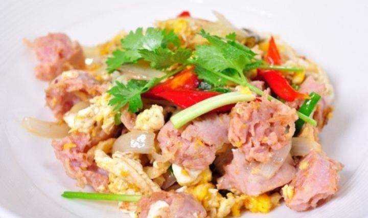 ก๋วยเตี๋ยวคั่วไก่ หรือแหนม