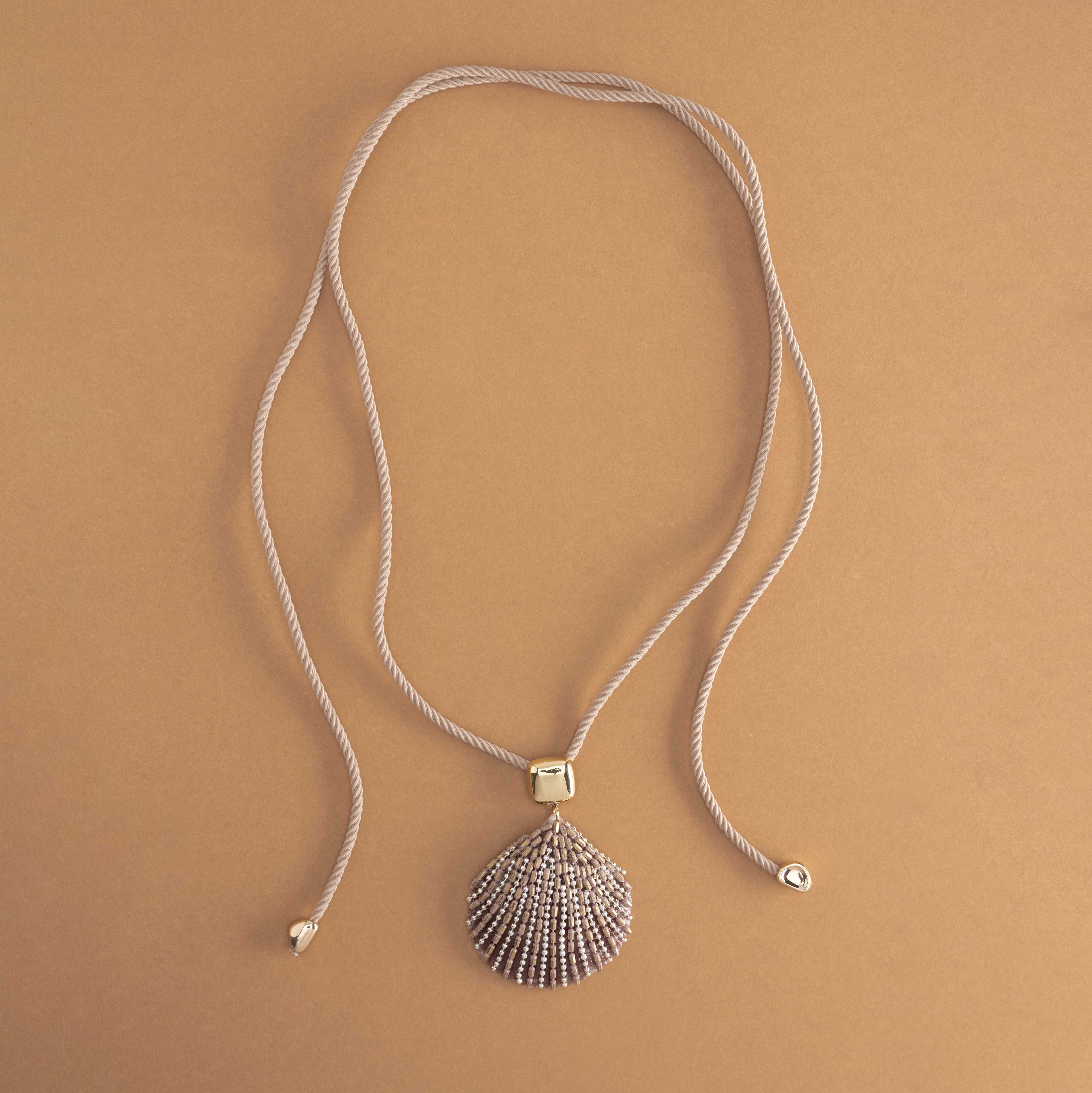 CREAM SHELL PENDANT CORD NECKLACE