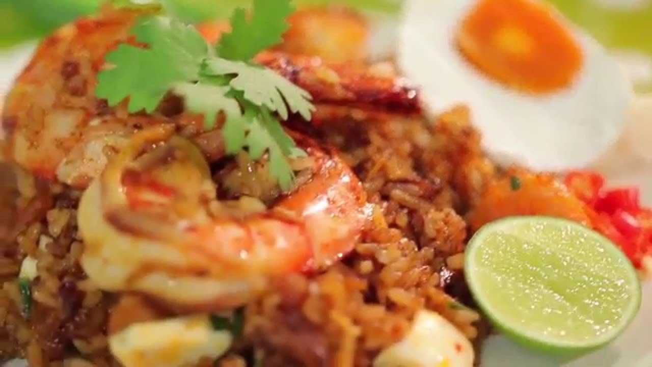 ข้าวผัดน้ำพริกเผาเนื้อ กุ้ง หรือปลาหมึก