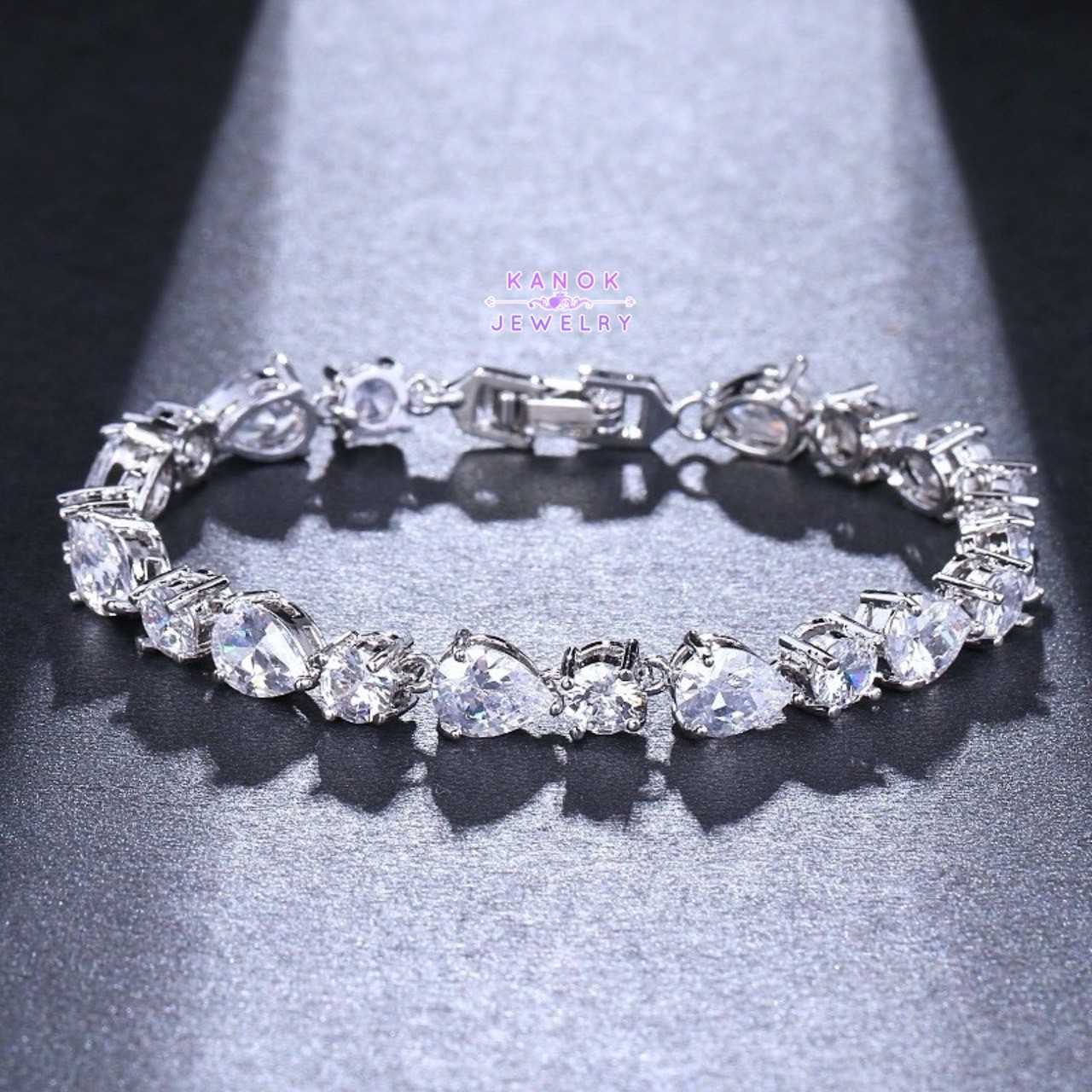 Kanok Jewelry /สร้อยข้อมือประดับเพชรสังเคราะห์ CZ  / จัดส่งฟรี EMS /B006