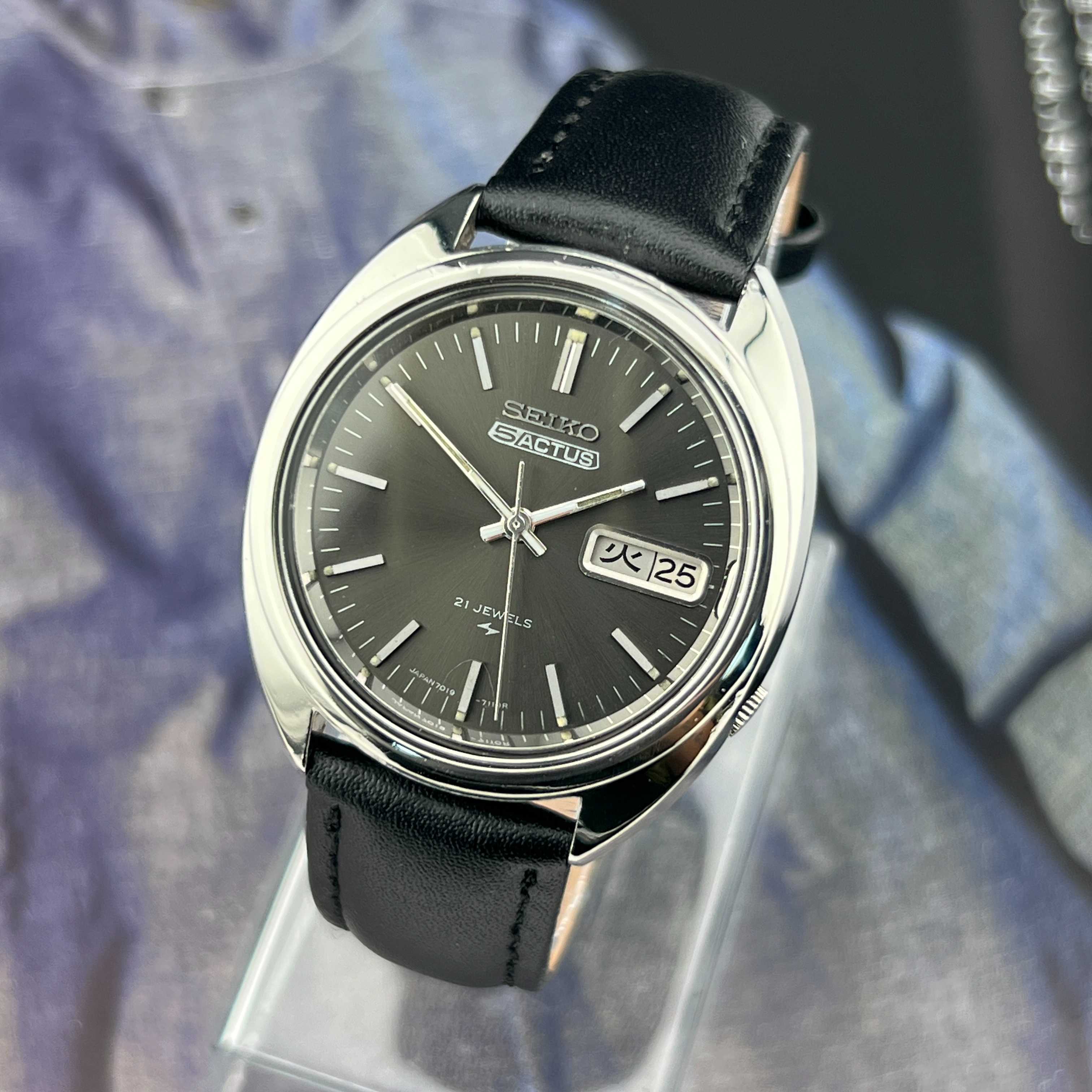 Vintage Seiko 5Actus Automatic 21Jewels Black Sunburst Dial Ref.7019-7070 Days/Date Kanji Japan 1970