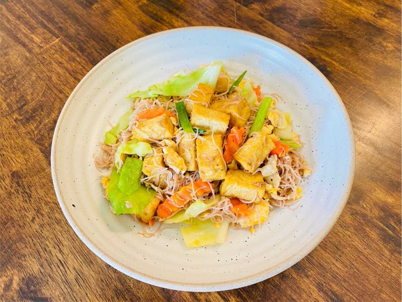 ผัดซีอิ้วเส้นหมี่ข้าวกล้องเต้าหู้ / Stir Fried Brown Rice Noodles with black soy sauce with Tofu