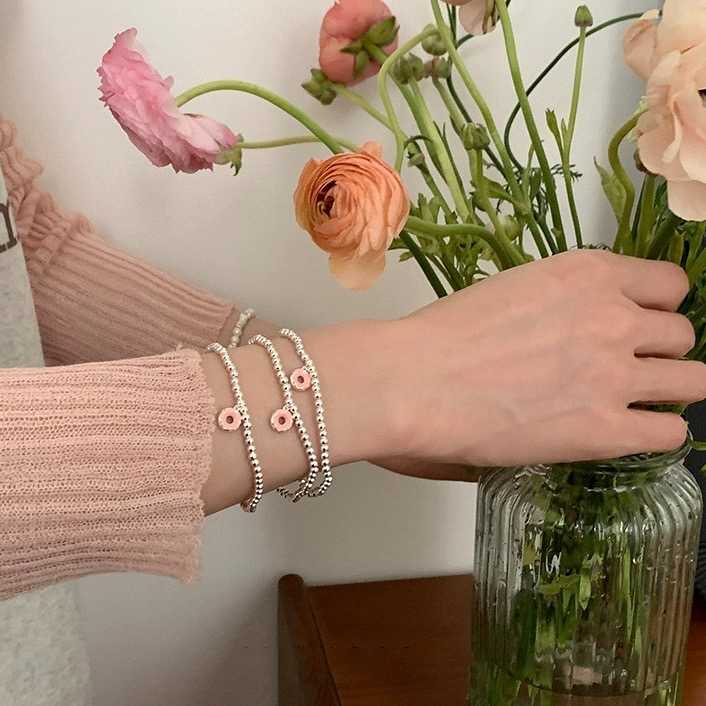 [พร้อมส่ง] ⛓️🌸 สร้อยข้อมือลูกปัด ประดับจี้ดอกไม้สีชมพูเล็กๆ น่ารักมาก | QG017