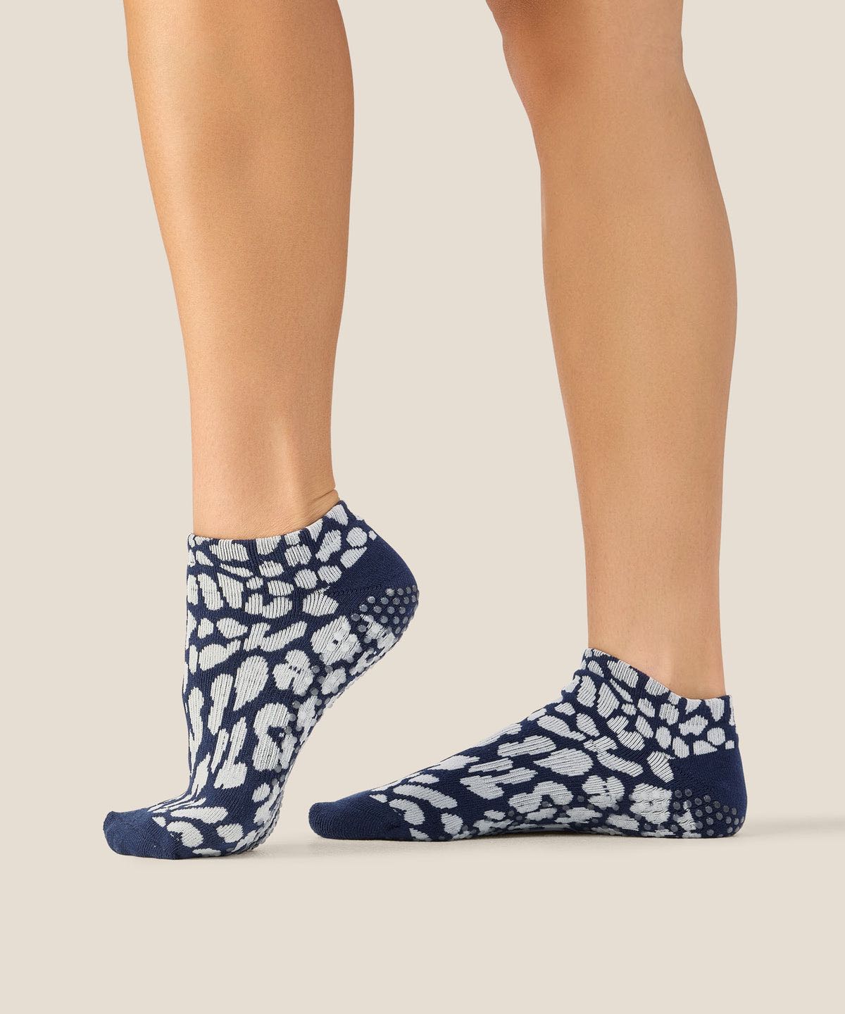 Low Rise Grip Socks - Cheetah Navy  | ถุงเท้าพิลาทิส MoveActive