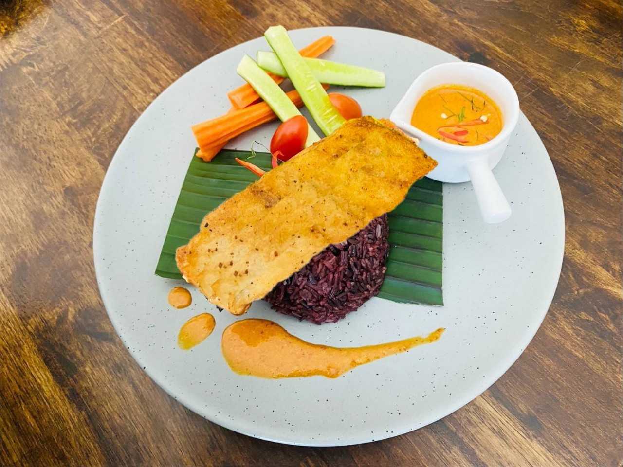 ปลากะพงราดซอสพะแนง / Fried snapper with panang sauce