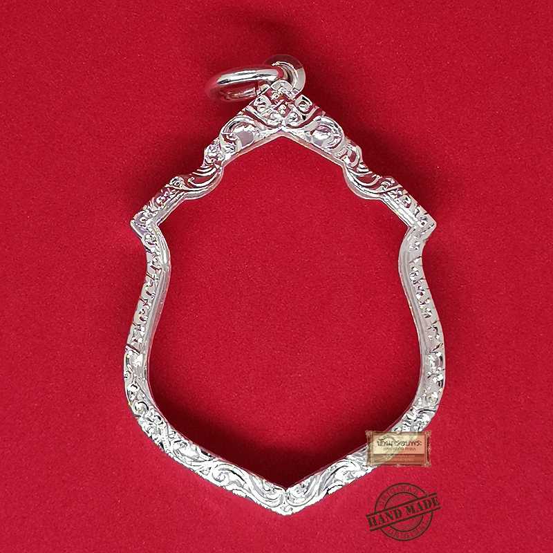 กรอบพระเงิน 92.5% ใส่พระเหรียญอาร์ม ขนาด สูง 4.0xกว้าง 3.16 ซม. งานแกะลายยกซุ้ม+ชุบทองคำขาว