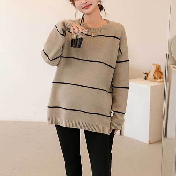 เสื้อ sweater ไหมพรมทรง oversize แบบแก๋น่ารักน่าใส่มากๆ - สีน้ำตาลอ่อน