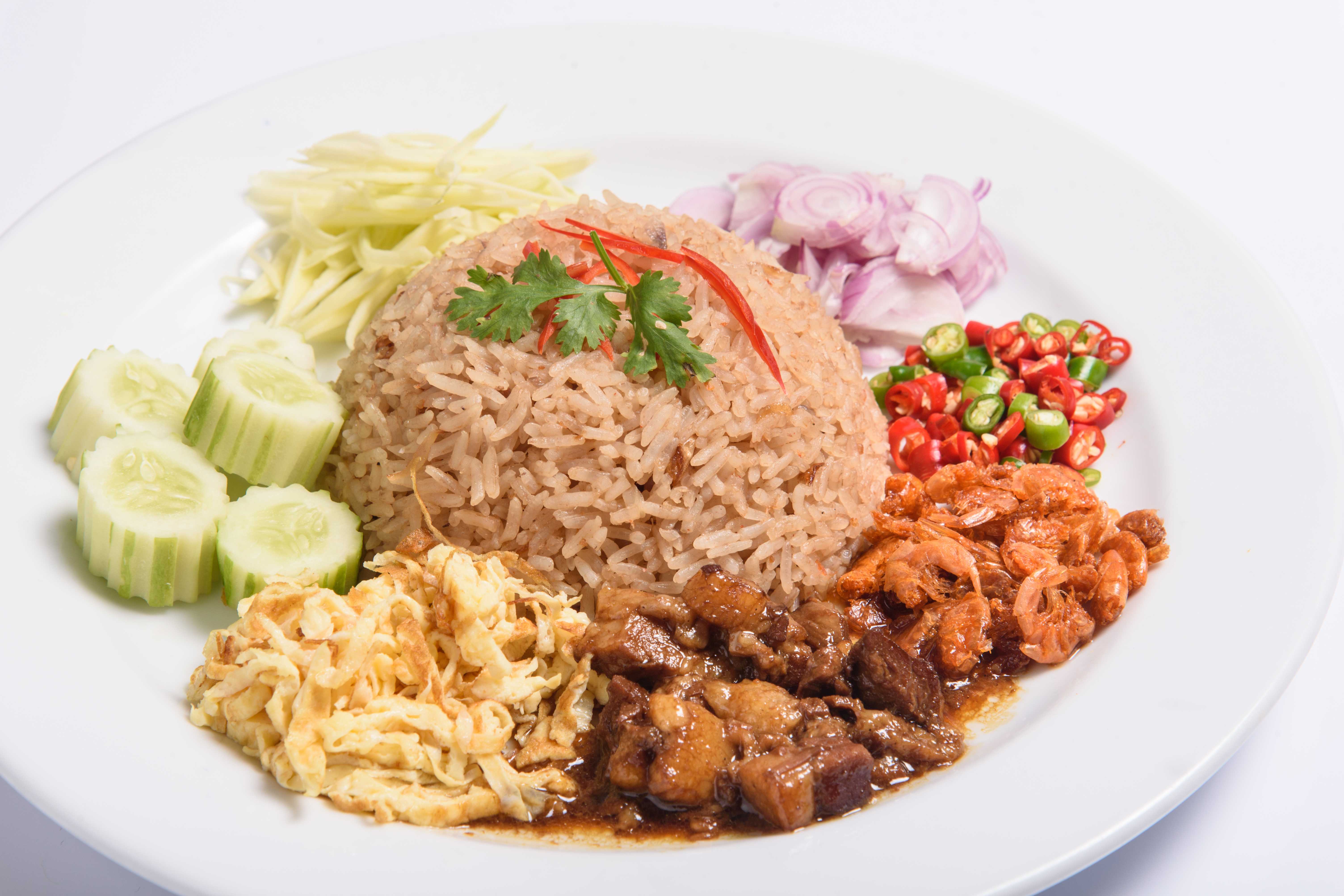 ข้าวคลุกกะปิ หมูหวาน มะม่วงดิบ  Fried Rice with Shrimps Paste