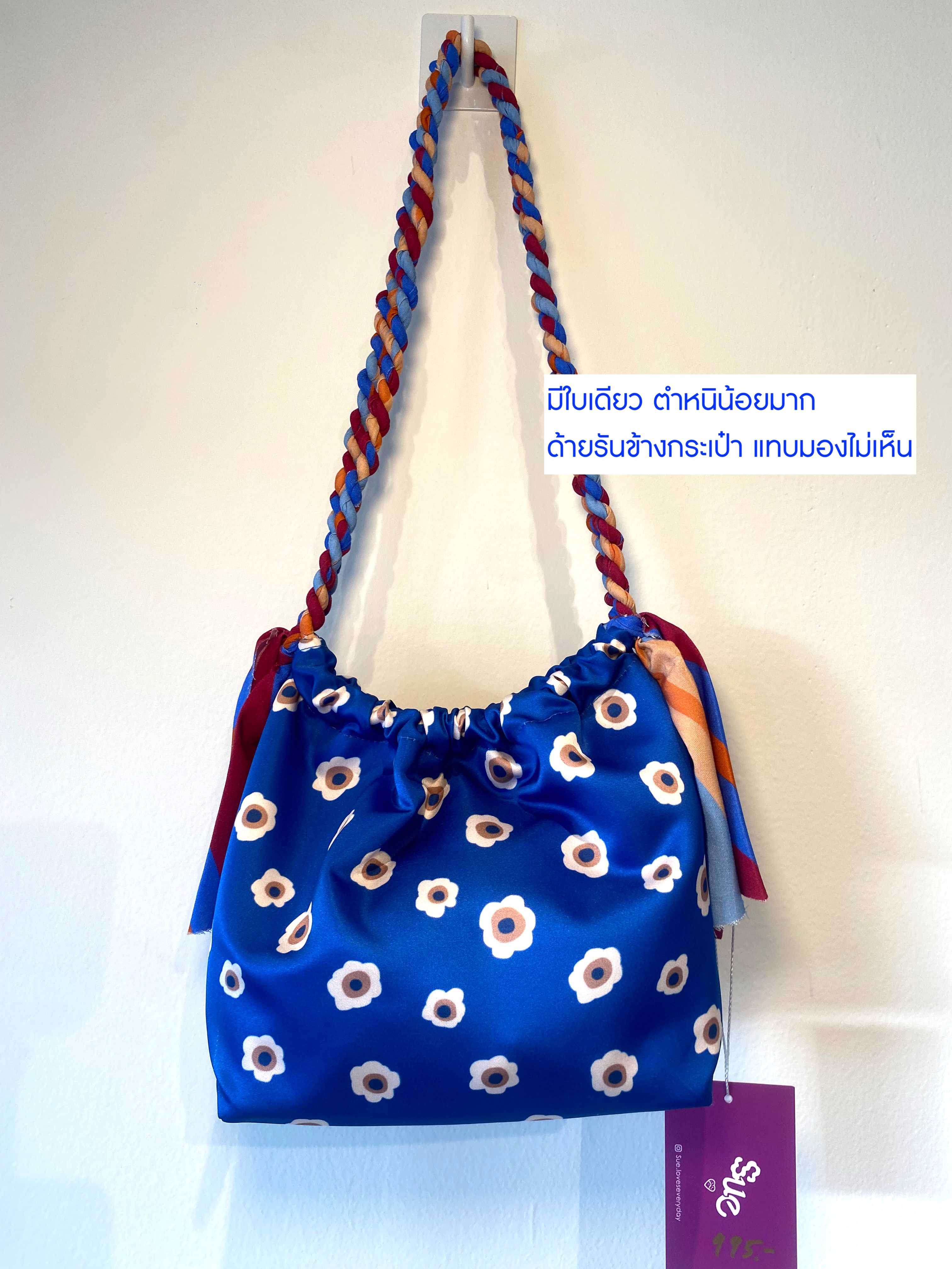 Defect : Petite Garden Twist Bag มีตำหนิด้ายรันที่มุมกระเป๋าเล็กน้อย