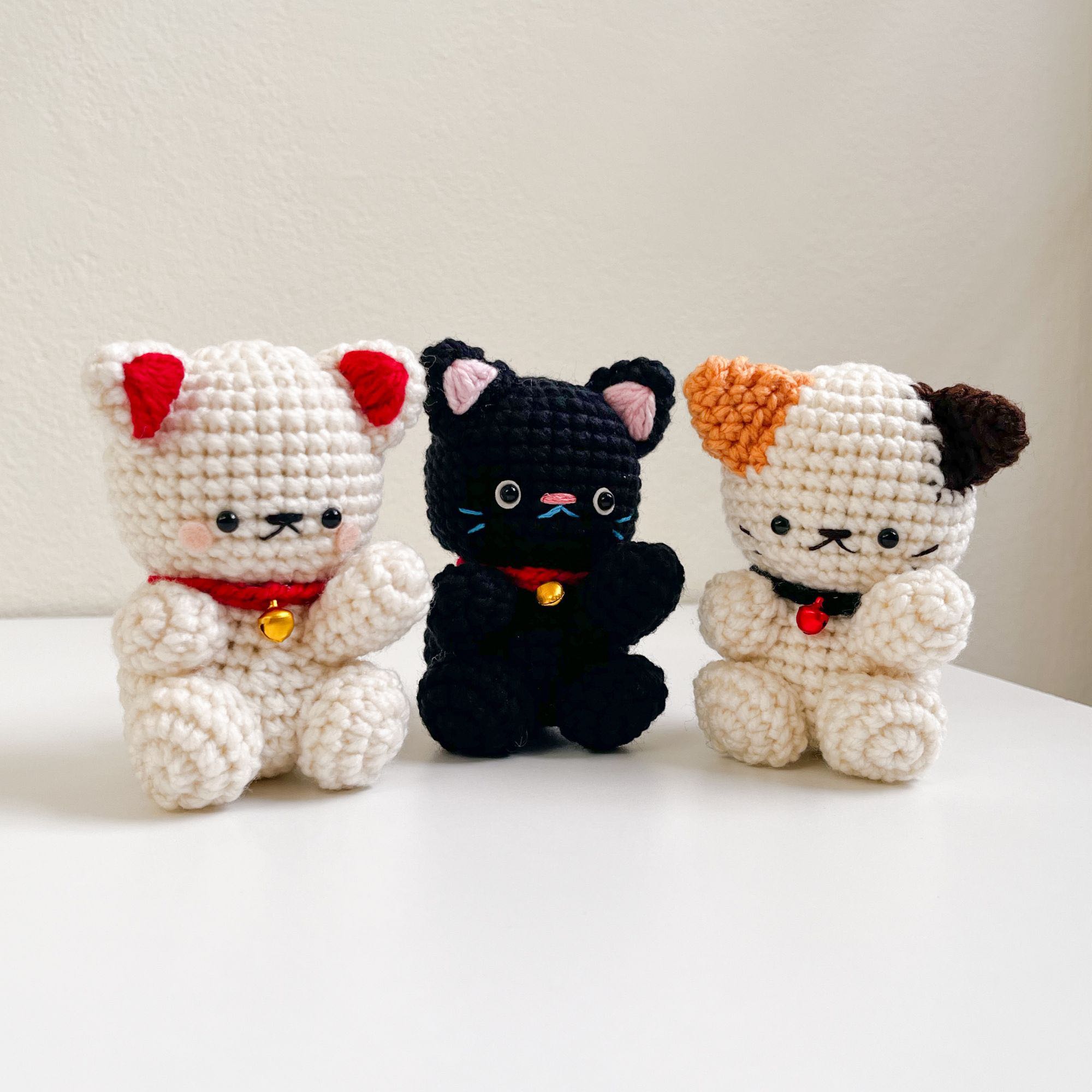 [พร้อมส่ง] ตุ๊กตาแมวนำโชคถักมือ (Maneki Neko Crochet Doll)