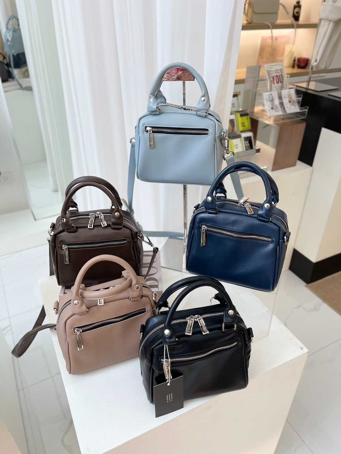 AWARINN กระเป๋าสะพาย Neo City bag Size XS สไตล์ที่ไว้ใจได้ทุกวัน อยู่ทรง สัมผัสดี มีระดับ