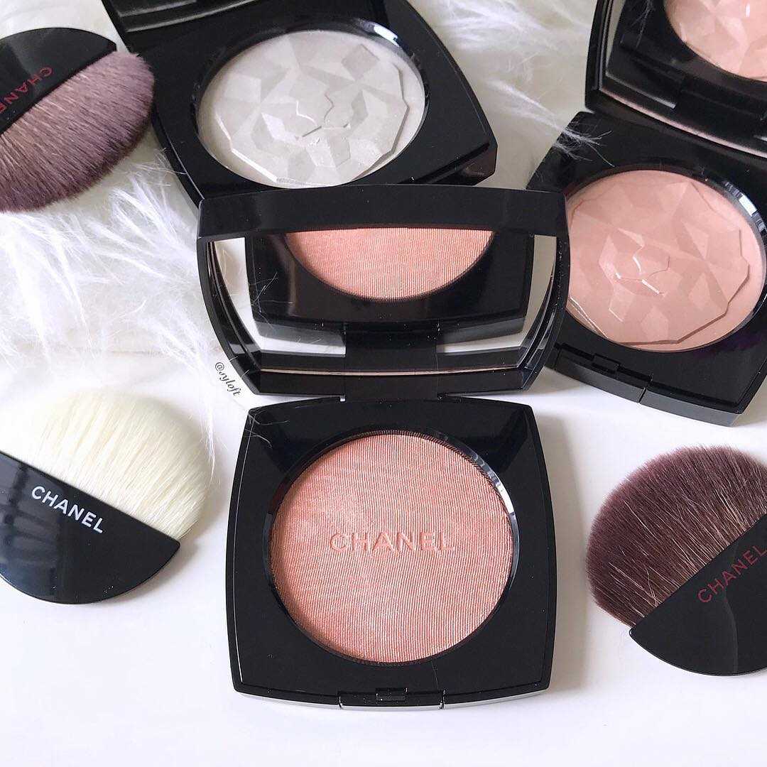 Chanel Poudre Lumiere Highlighting Powder