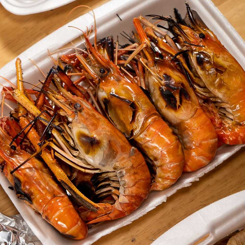 กุ้งเผา (เป็นๆ ว่ายน้ำ)