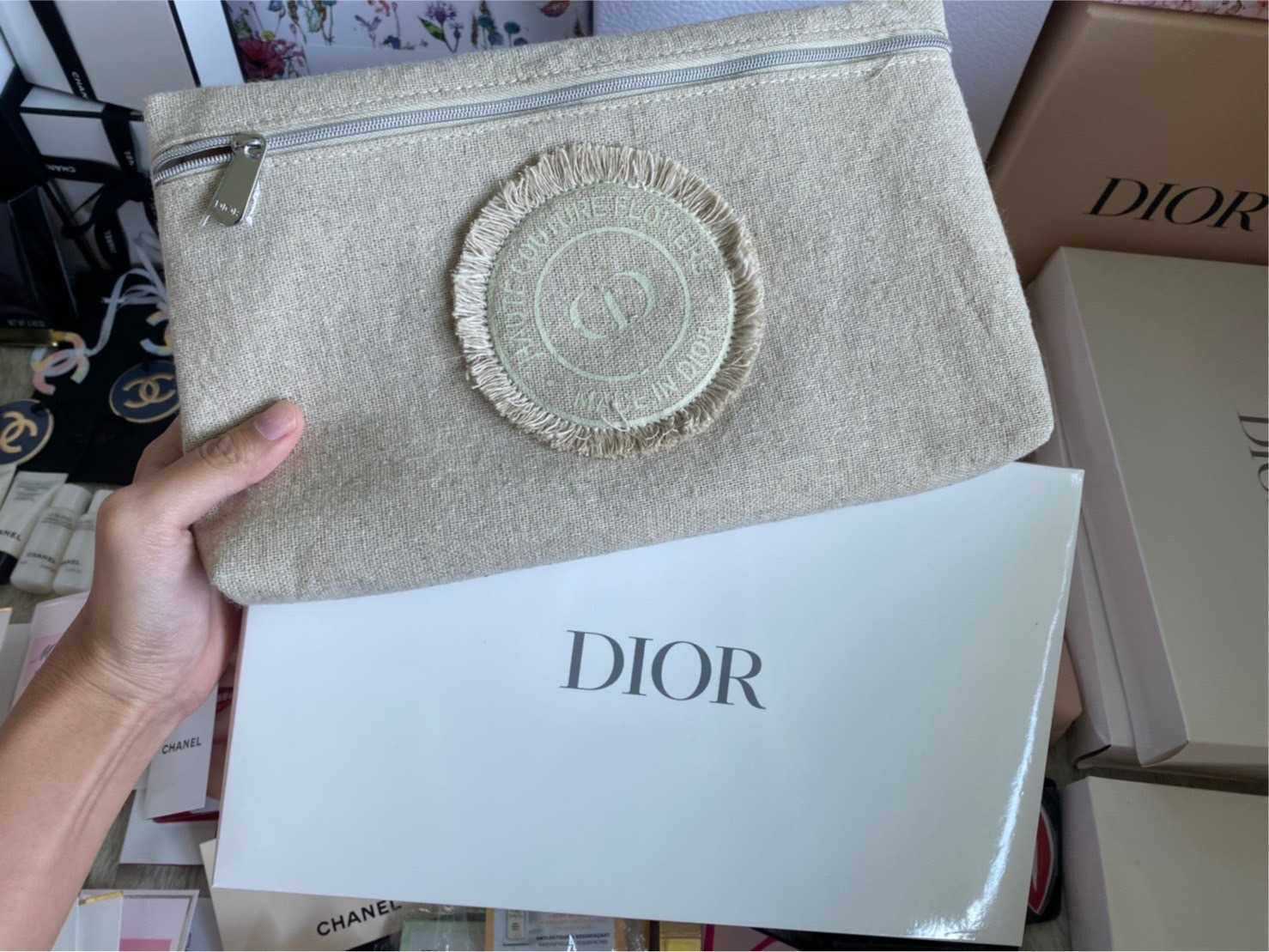 กระเป๋าเครื่องสำอางค์ Dior วันแม่สีครีม