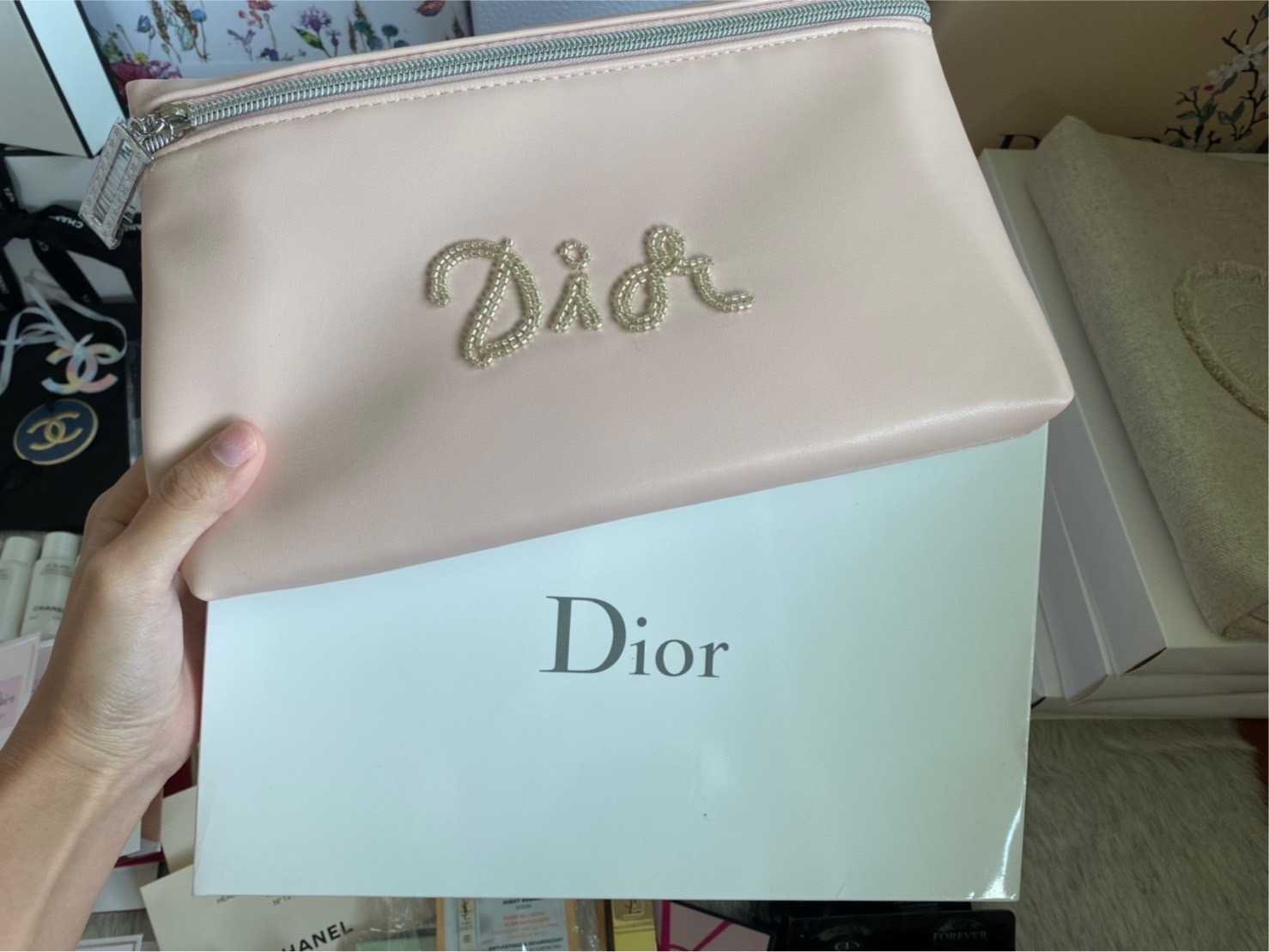 กระเป๋าเครื่องสำอางค์ Dior หนังนิ่มสีชมพู