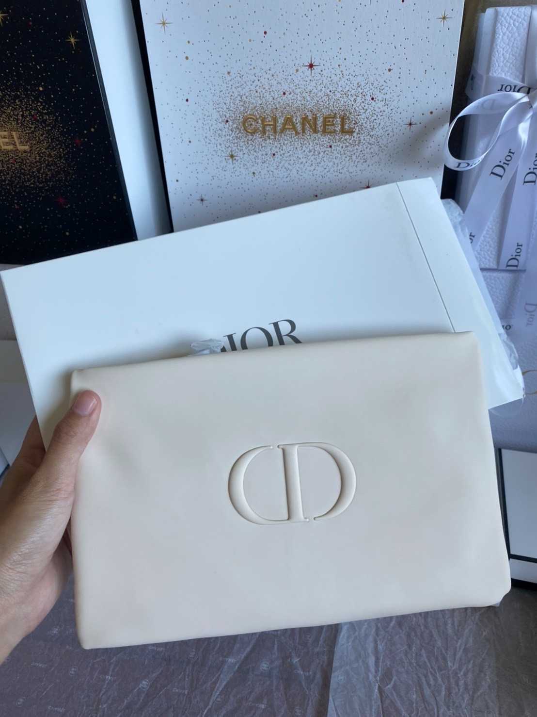 กระเป๋าเครื่องสำอางค์ Dior คลัทช์สีครีม