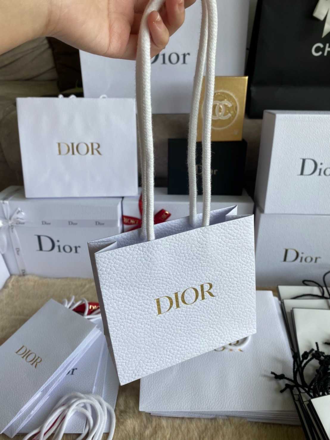ถุงกระดาษ Dior ตัวหนังสือทอง
