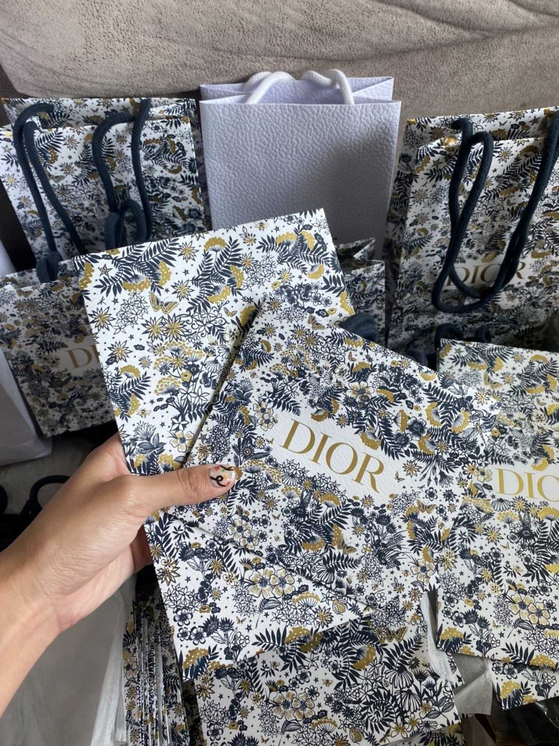 ถุงกระดาษ Dior ลายลิมิเตท
