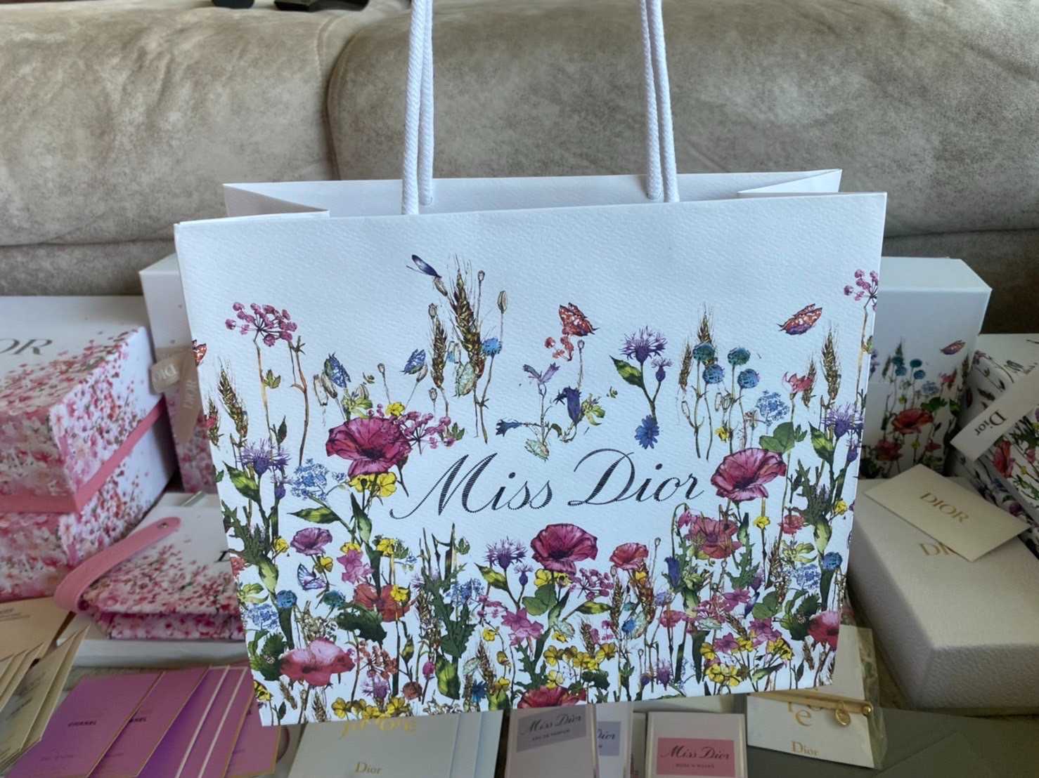 ถุงกระดาษ Dior ลายลิมิเตทดอกไม้