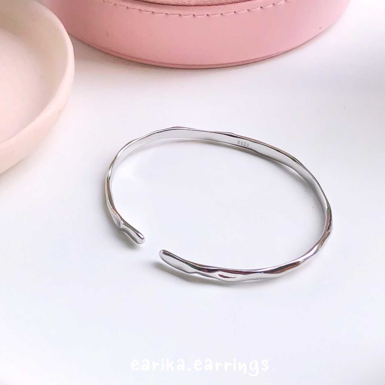 earika.earrings - silver rough bangle กำไลข้อมือเงินแท้ปรับขนาดได้ เหมาะสำหรับคนแพ้ง่าย