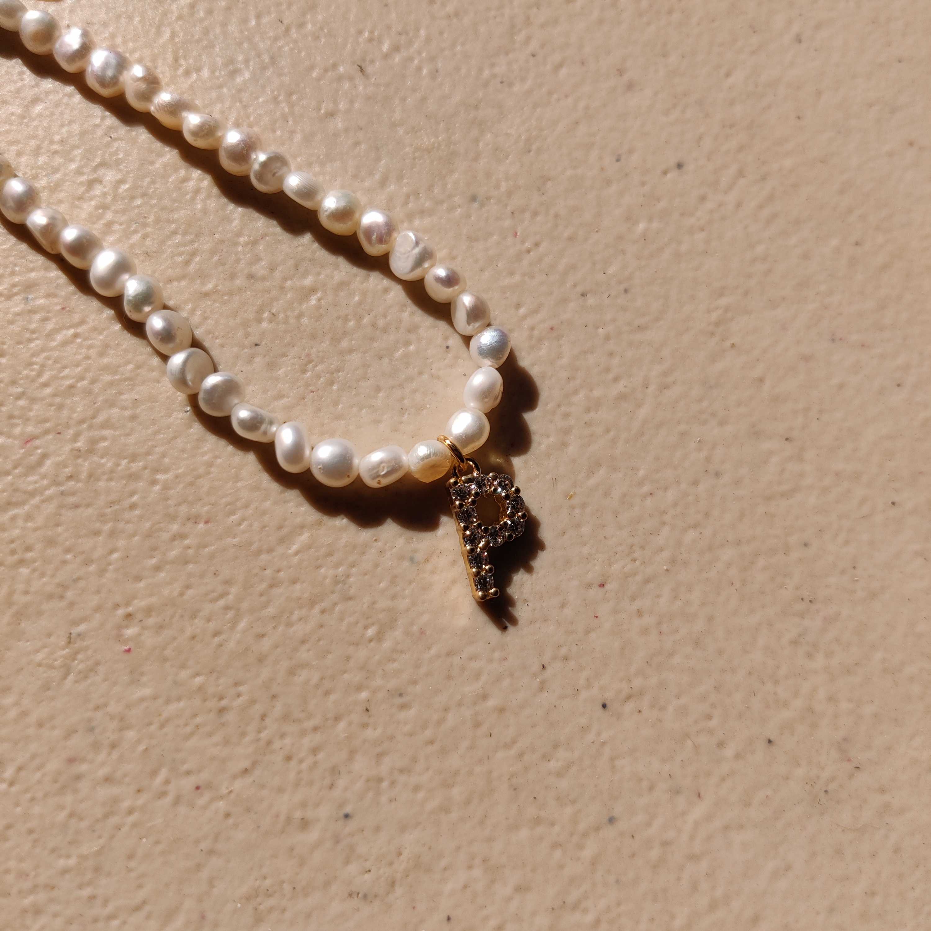 N024A สร้อยมุกแท้ size mini ห้อยจี้ อักษร gold diamond A-Z 
