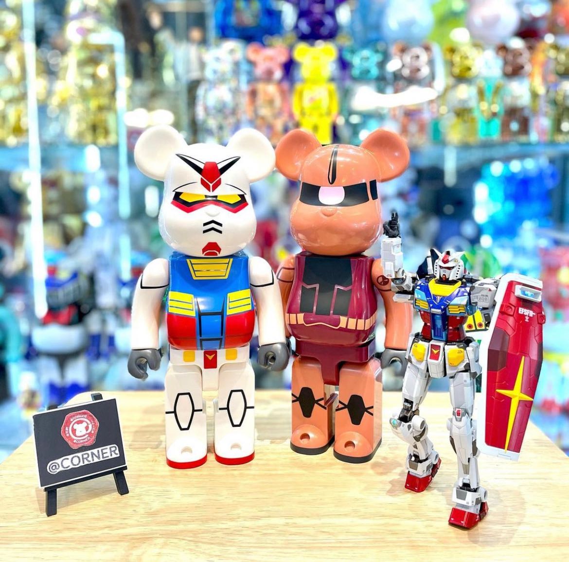 Bearbrick Gundam vs Zaku 400%