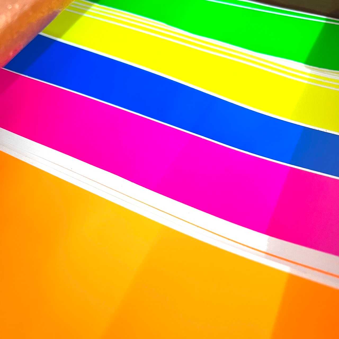 สติกเกอร์พลาสติก PVC สีสะท้อนแสง 20x26นิ้ว หลายสี