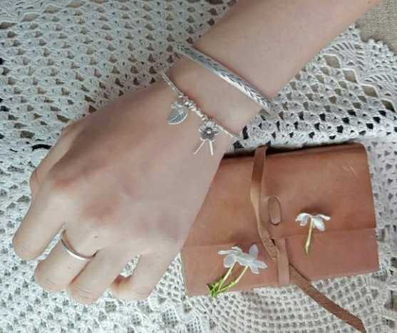 สร้อยข้อมือดอกไม้ใบไม้มีพู่ห้อย