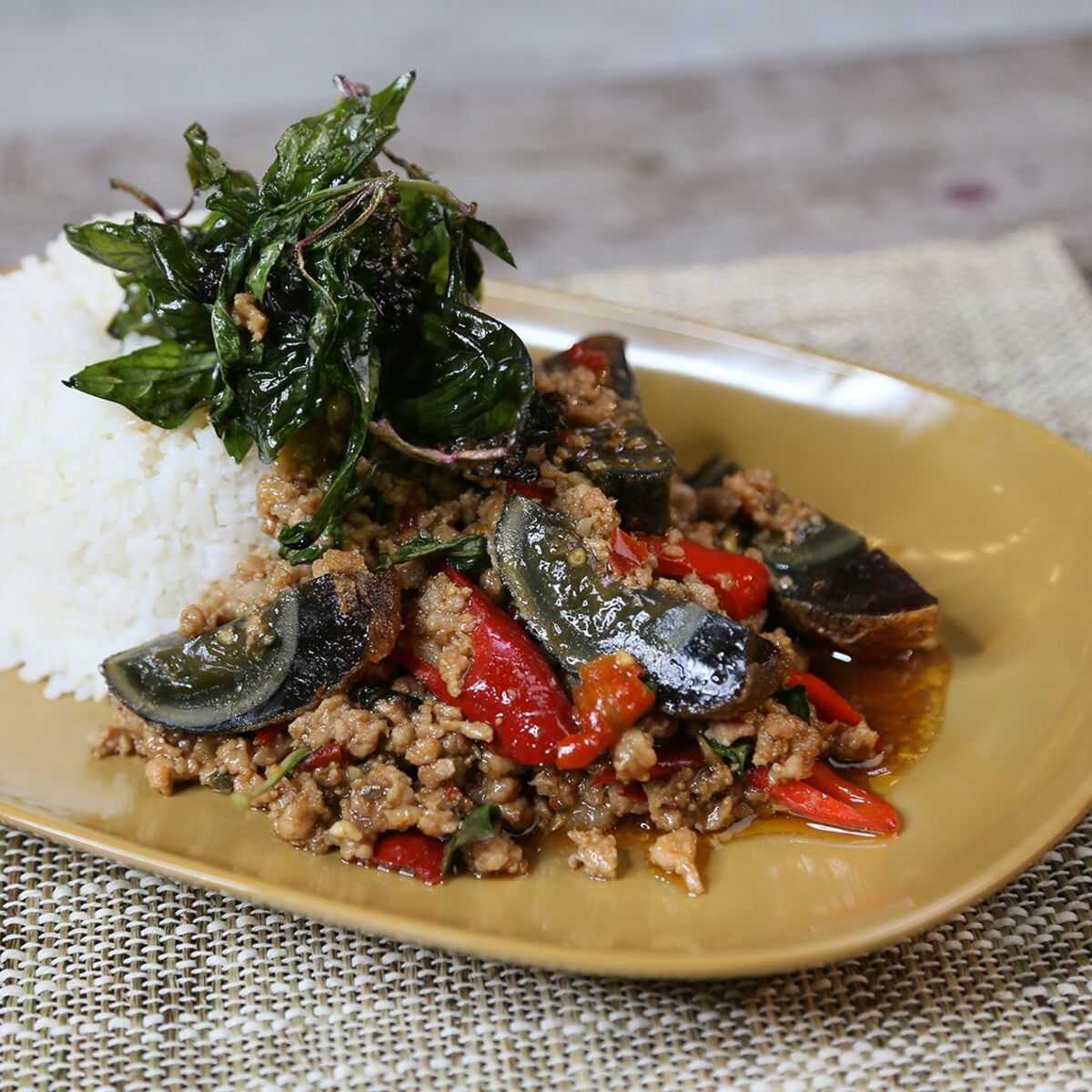 ข้าวกะเพรากรอบหมูสับไข่เยี่ยวม้า