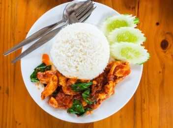 ข้าวผัดพริกแกงหมู
