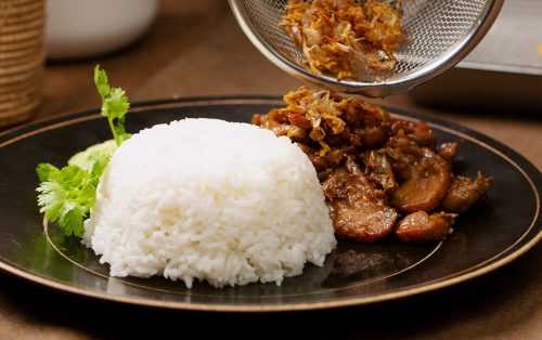 ข้าวหมูทอดกระเทียม