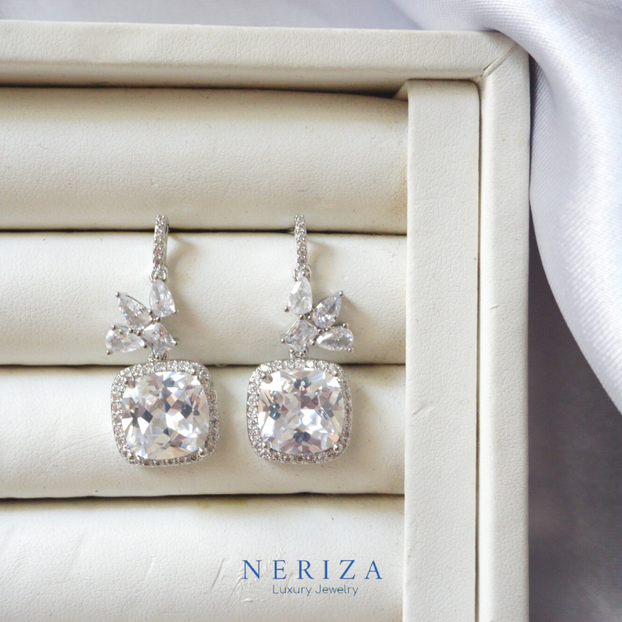 Neriza Jewelry/ ต่างหูระย้าเพชรสังเคราะห์เกรดพรีเมี่ยม ประกายเทียบเท่าเพชรแท้ พร้อมกล่อง NE043