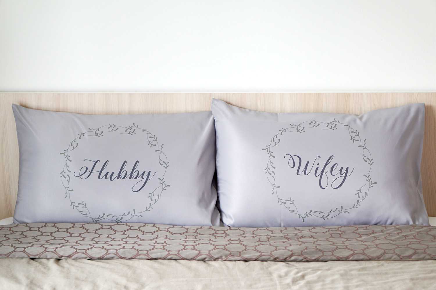 ปลอกหมอนคู่ สีเทา - Leaves Frame - Hubby Wifey แบบพร้อมส่ง