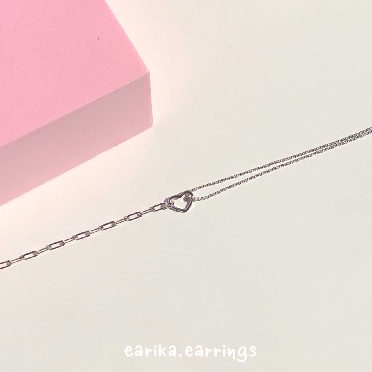 earika.earrings - two tone heart bracelet สร้อยข้อมือทูโทนเงินแท้จี้หัวใจ ปรับขนาดได้