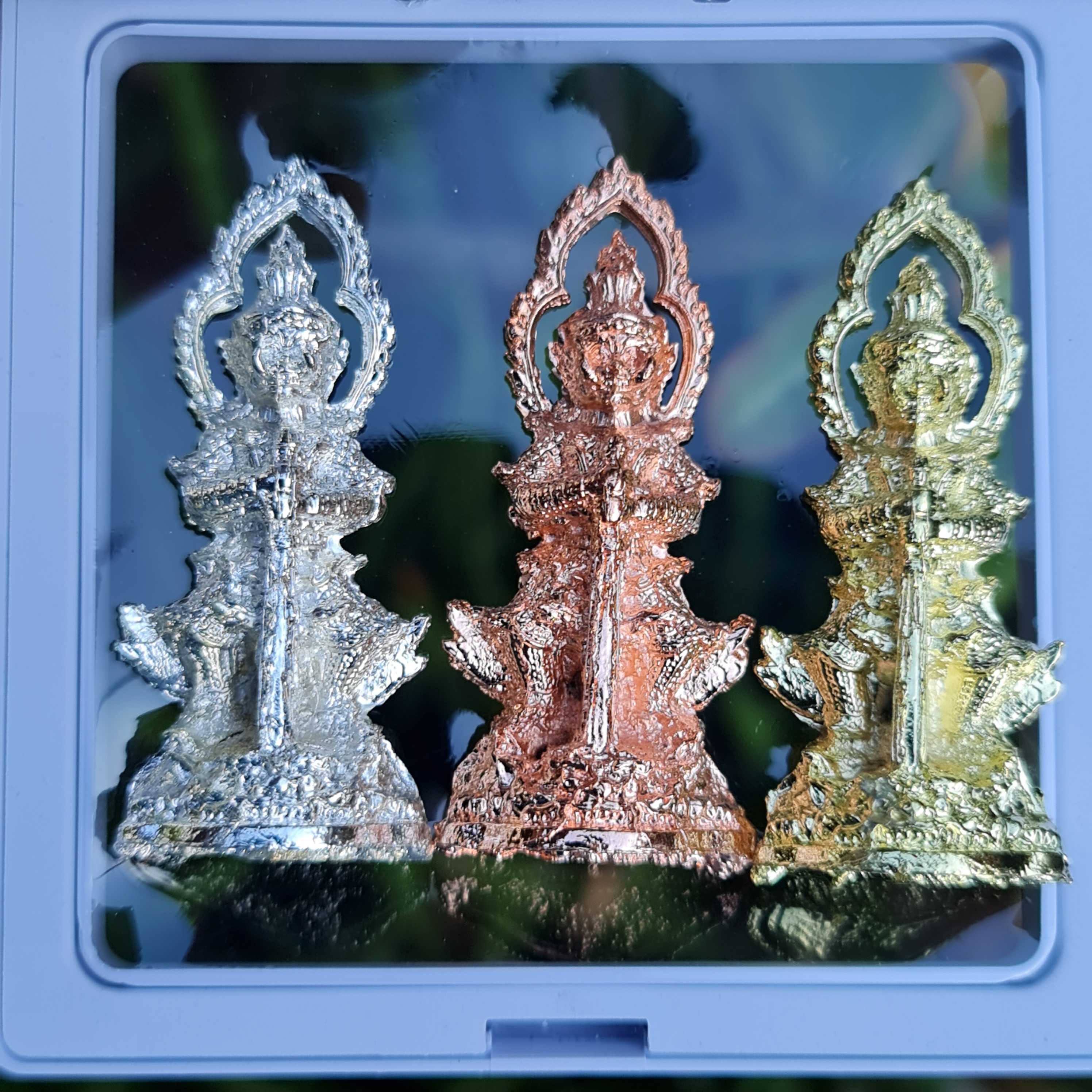 ท้าวเวสสุวรรณ 3 กษัตริย์ ชุด3องค์พร้อมกรอบ 5.5x3cm. ได้ทั้งเซตไปเลยจ้า 3 ธาตุ เงิน ทอง นาค