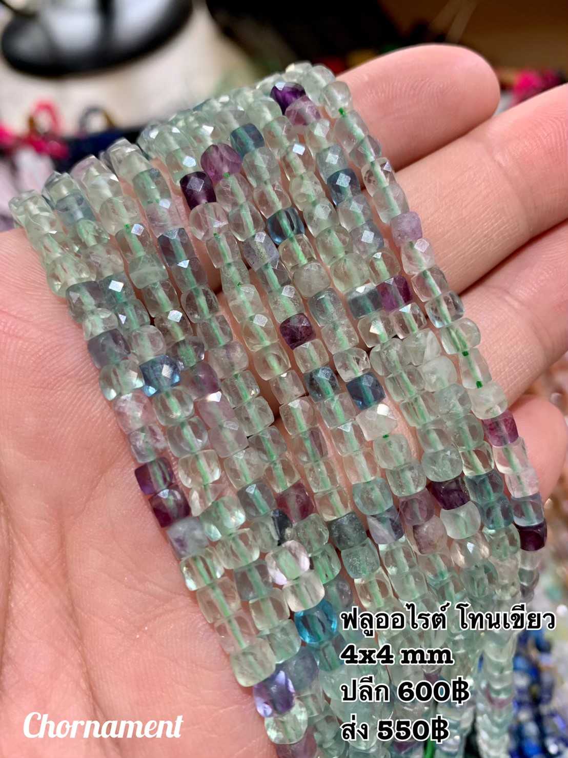 ฟลูออไรต์ โทนเขียว ทรงลูกบาศก์ ผิวเจียเหลี่ยมเหลี่ยม ขนาด 4x4 mm เส้นยาว