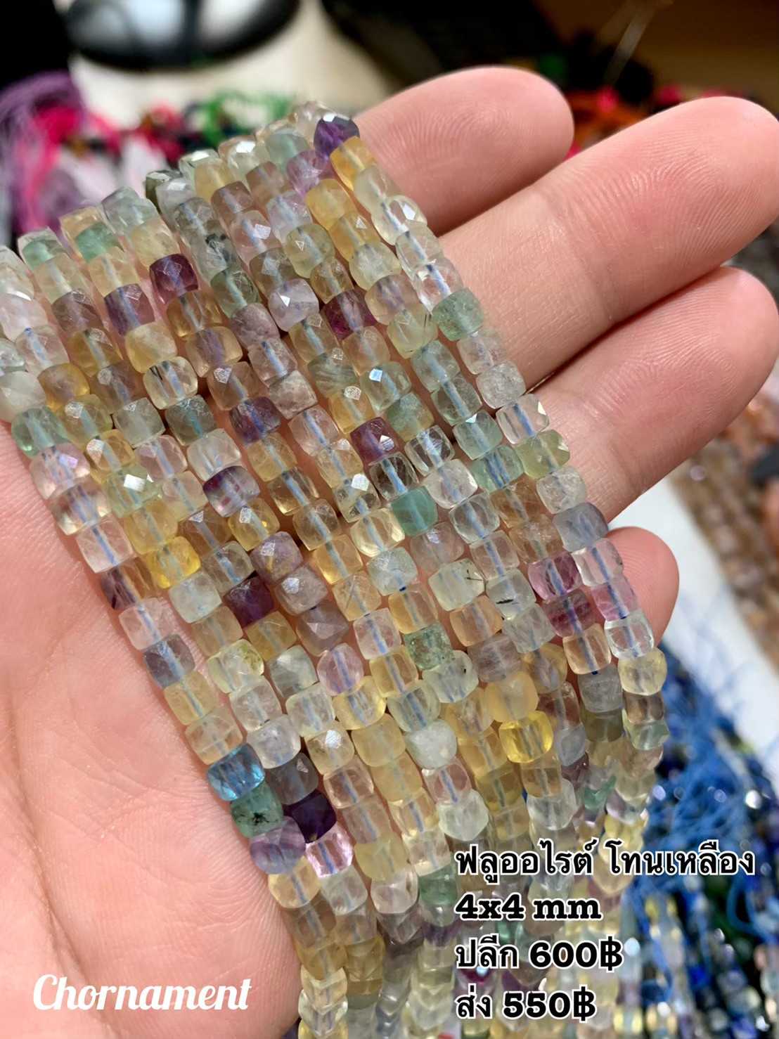 ฟลูออไรต์ (Fluorite) โทนเหลือง ทรงลูกบาศก์ ผิวเจียเหลี่ยมเหลี่ยม ขนาด 4x4 mm เส้นยาว