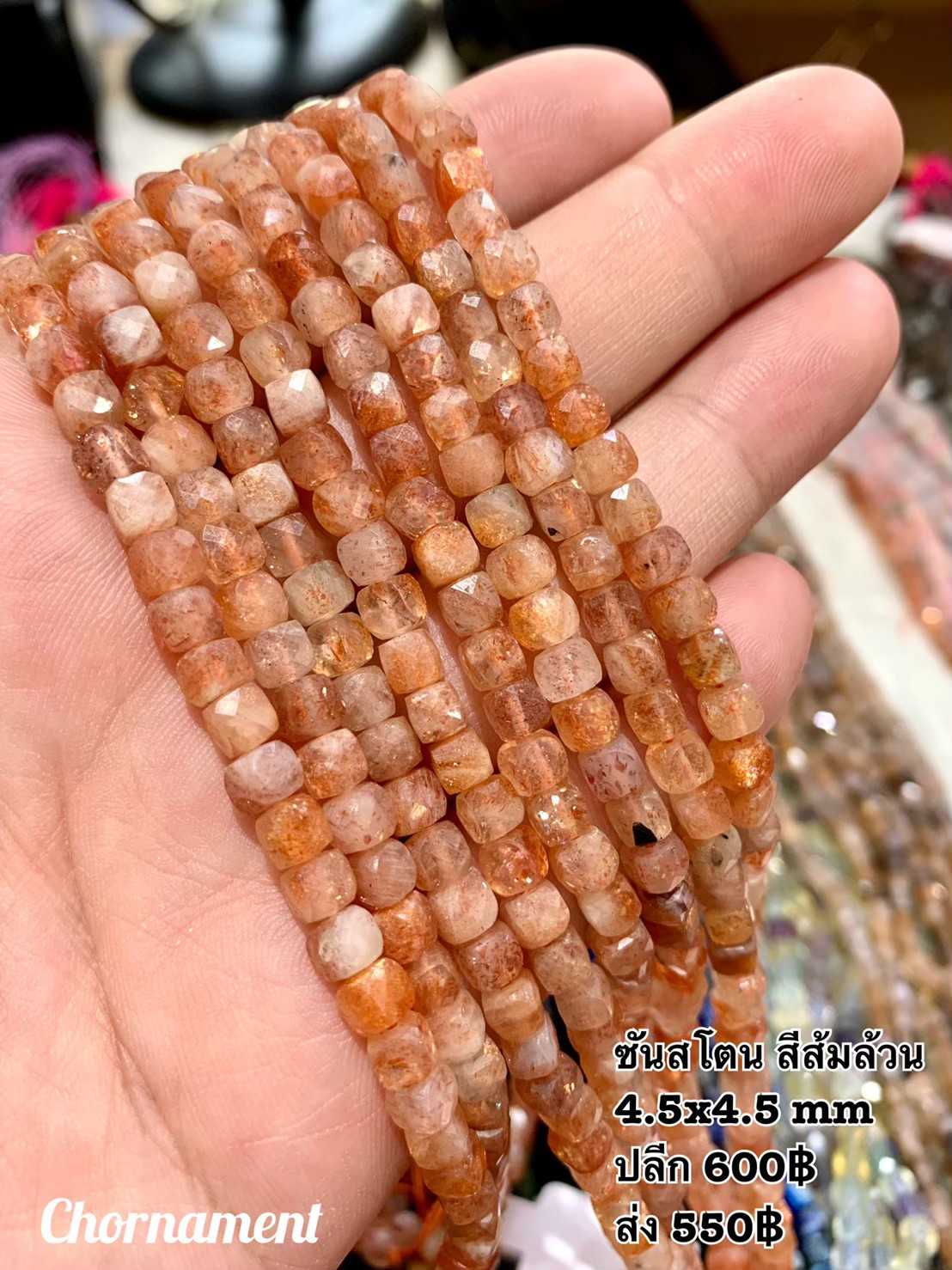 ซันสโตน สีส้มล้วน ทรงลูกบาศก์ ผิวเจียเหลี่ยมเหลี่ยม ขนาด 4.5x4.5 mm เส้นยาว